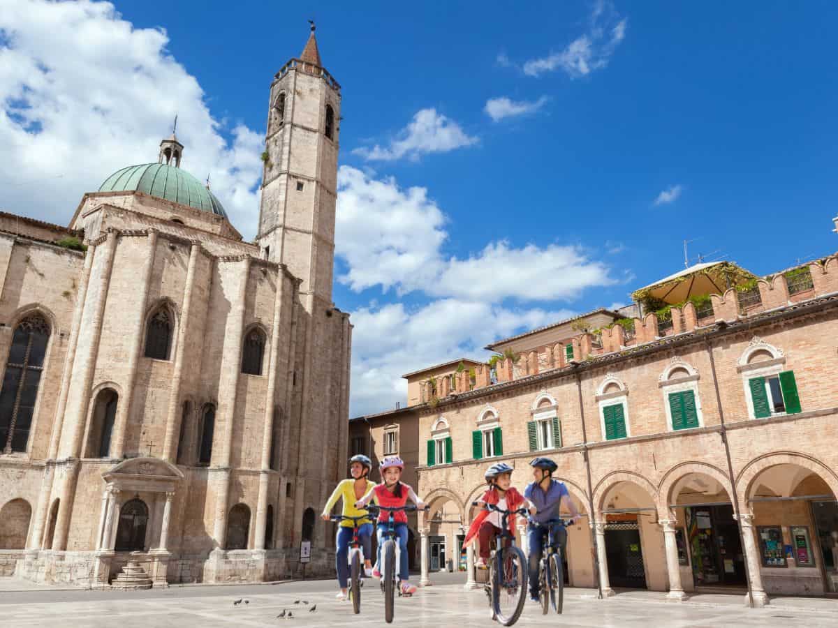 ascoli piazza popolo ciclisti