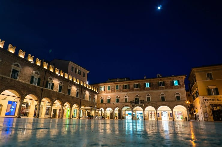 ascoli piceno notte piazza del popolo