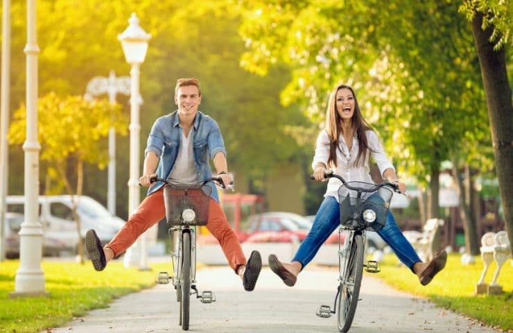 ciclisti bicicletta viale