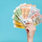 banconote euro mano