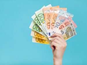 banconote euro mano