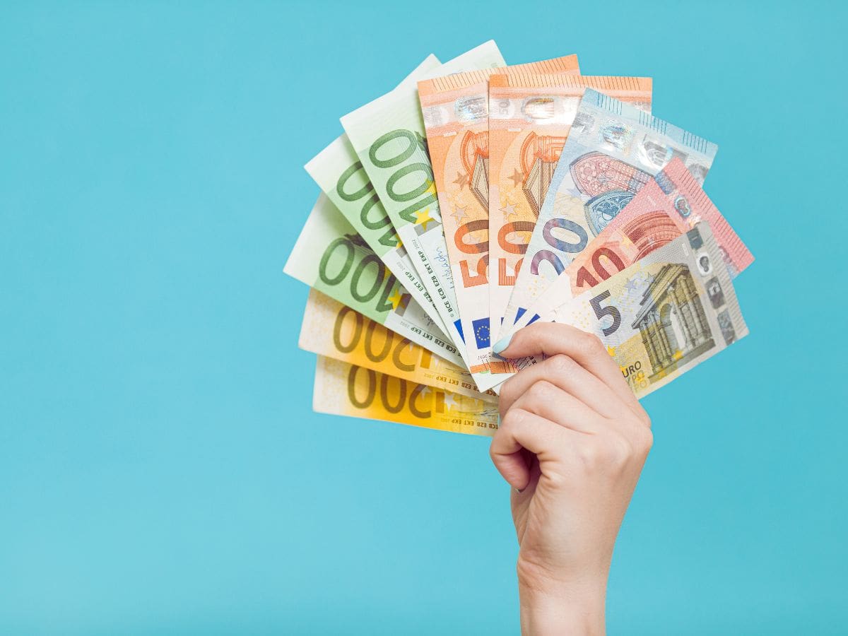 banconote euro mano