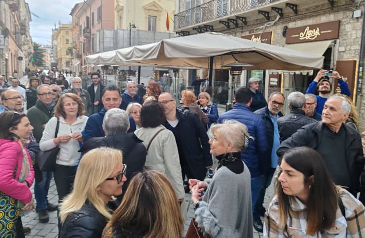 lorenza roiati striscione solidarietà cittadini