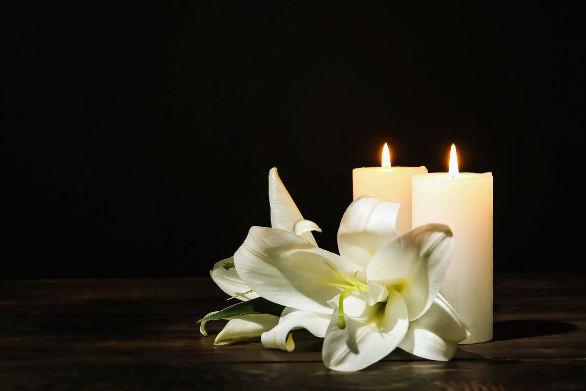 lutto candele fiori