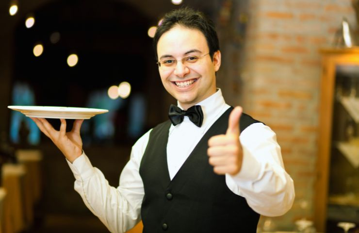 ristorante cameriere sorriso
