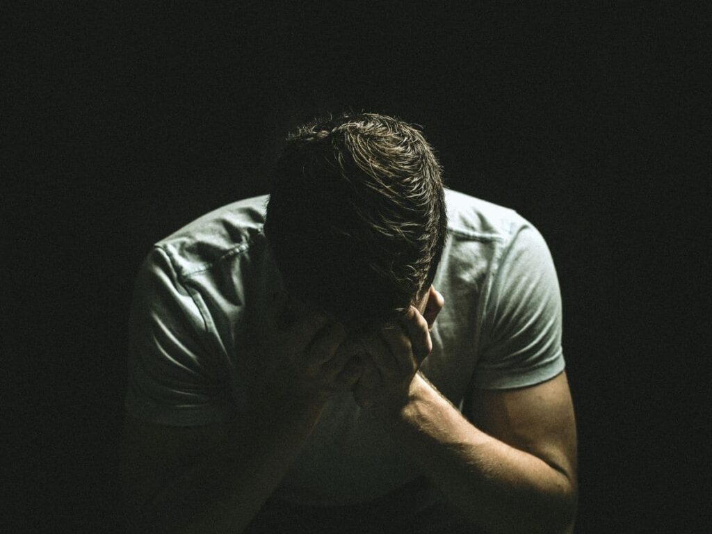uomo minacciato