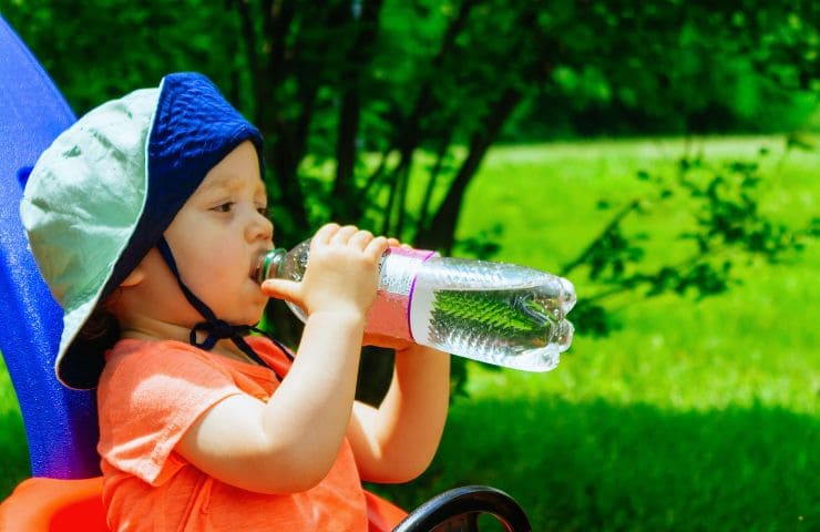 bambino beve caldo