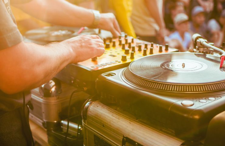 festa musica dj spiaggia