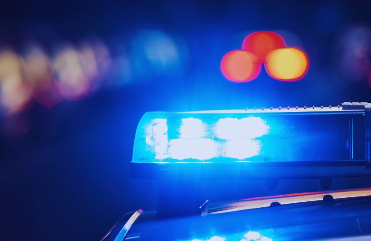 polizia auto notte lampeggiante