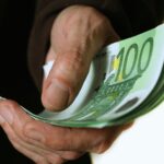 soldi euro mani