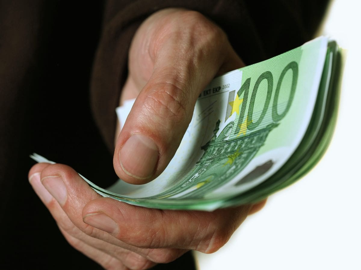 soldi euro mani
