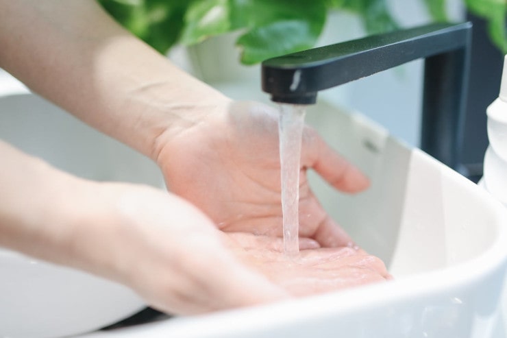 acqua mani rubinetto