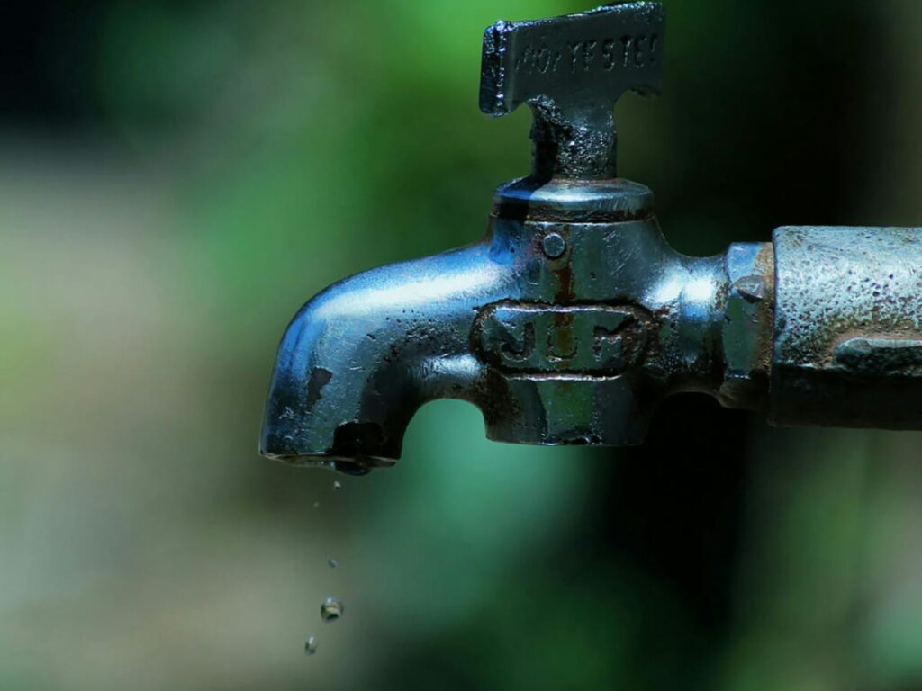 acqua rubinetto goccia