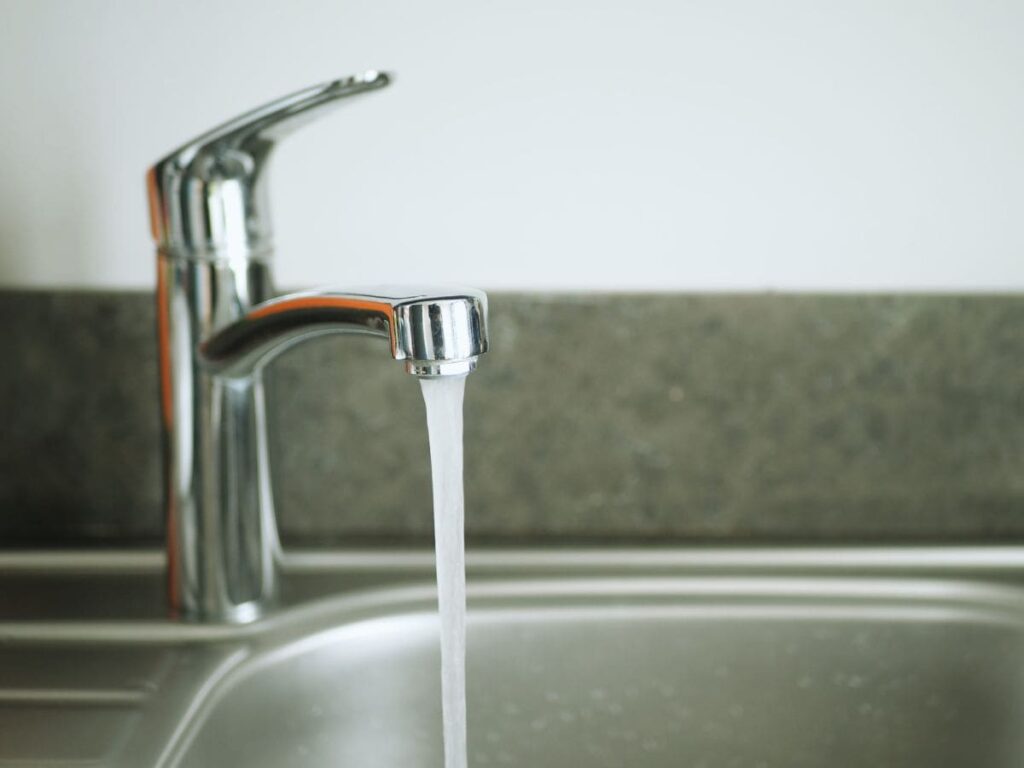 acqua sgorga rubinetto