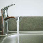 acqua sgorga rubinetto