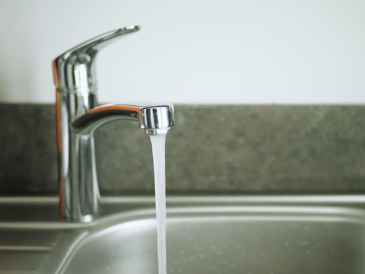 acqua sgorga rubinetto