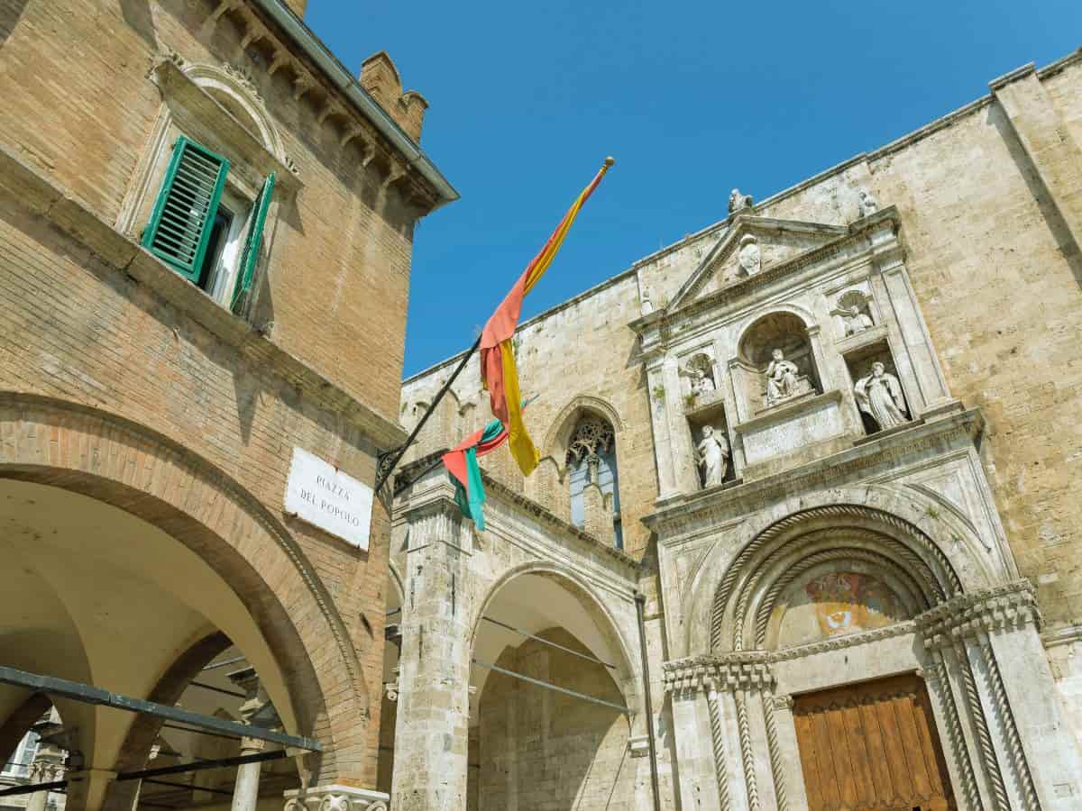 ascoli_piazza popolo basilica loggia