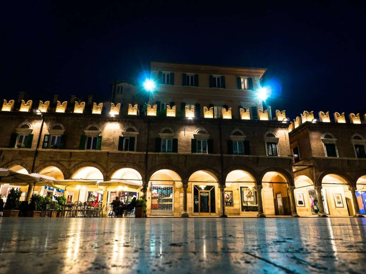 ascoli piazza del popolo notte