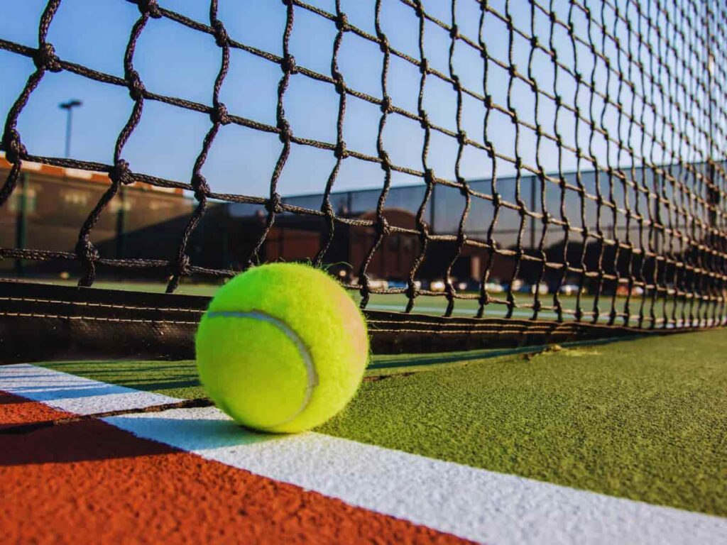 campo tennis rete pallina