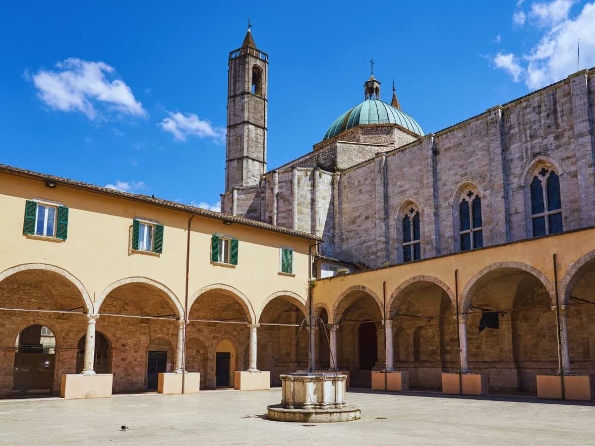 ascoli chiostro san francesco
