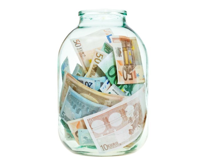 barattolo in vetro con banconote all'interno