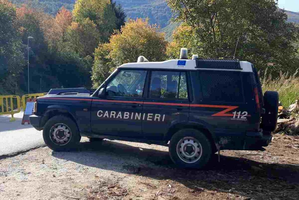 Auto dei carabinieri in strada