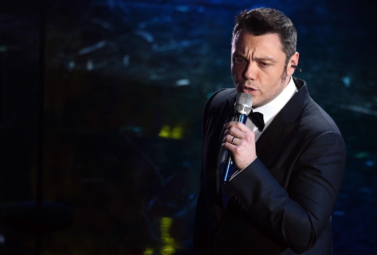 Tiziano Ferro che canta
