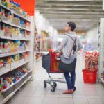 Persona tra i corridoi di un supermercato