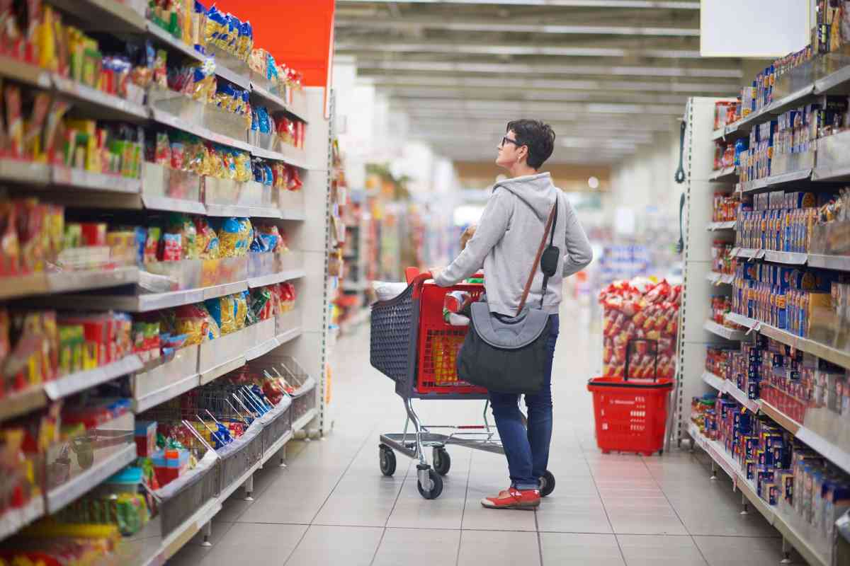 Persona tra i corridoi di un supermercato