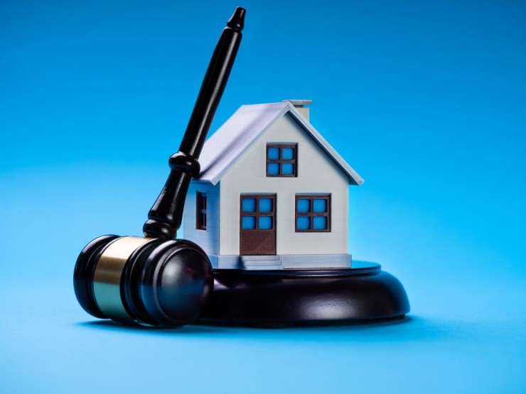 Martello della legge e casa