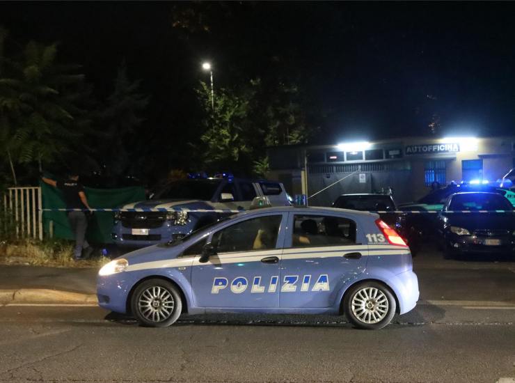 Auto della polizia in strada