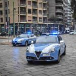 Auto della polizia in strada