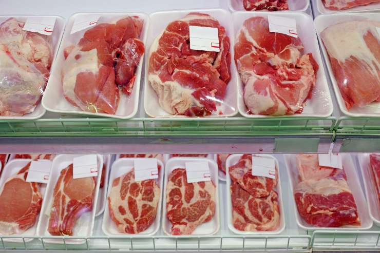 Carne sul bancone del supermercato