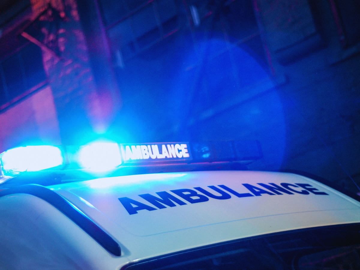 ambulanza lampeggiante notte