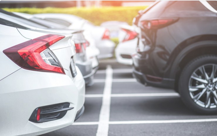 varie automobili parcheggiate sulle strisce bianche