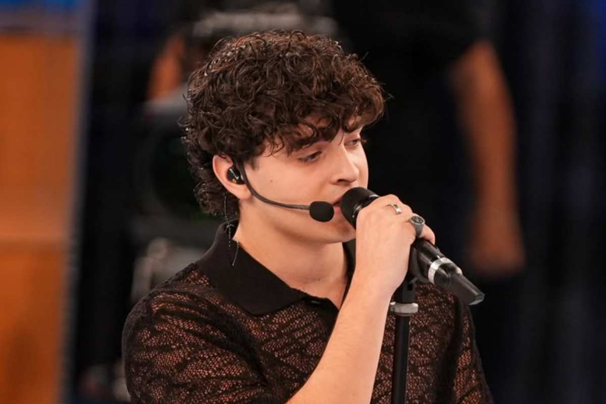 Gard che canta con il microfono