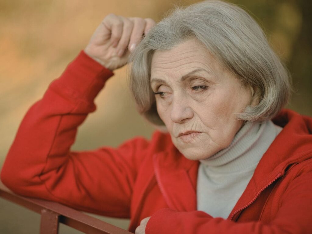 donna anziana triste
