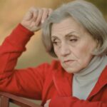 donna anziana triste