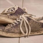 Scarpe sporche di fango