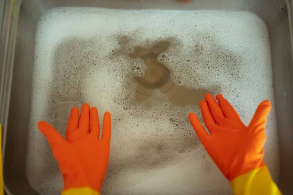 lavandino pieno d'acqua