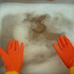 lavandino pieno d'acqua