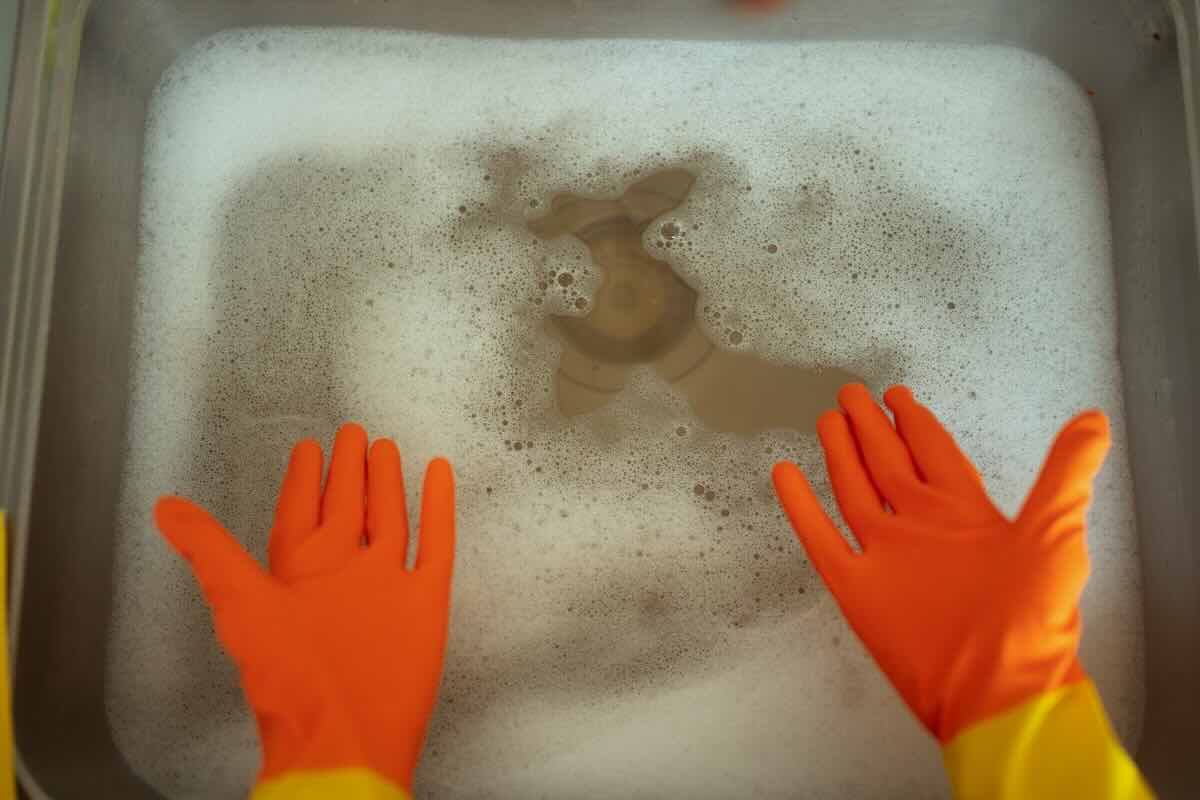 lavandino pieno d'acqua