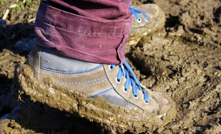 Scarpe immerse nel fango