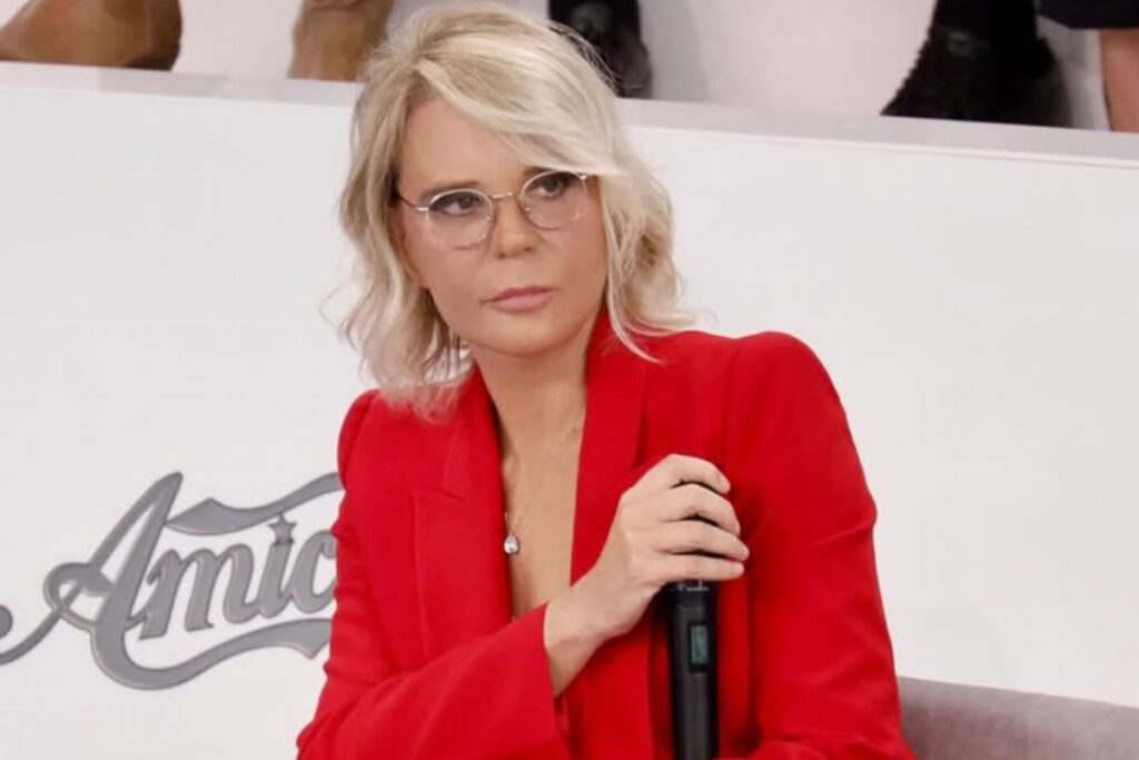 Maria De Filippi seria con microfono in mano