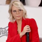 Maria De Filippi seria con microfono in mano