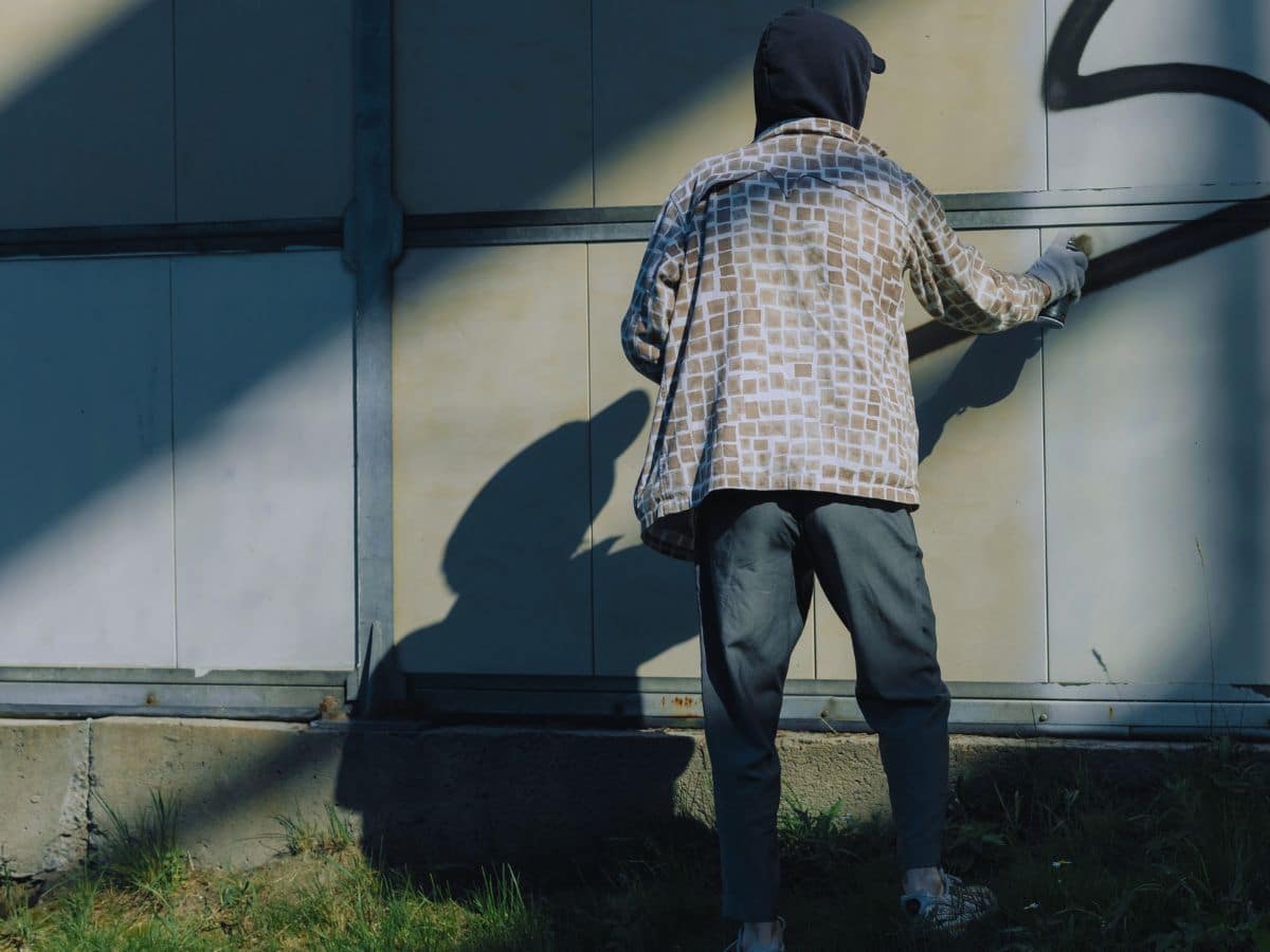 scritta spray muro