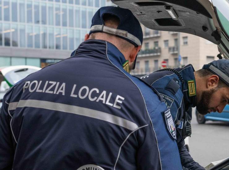 Due agenti di polizia locale in azione