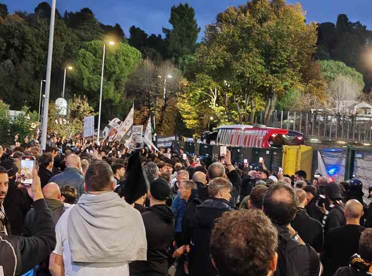 I tifosi dell'Ascoli fuori dallo stadio