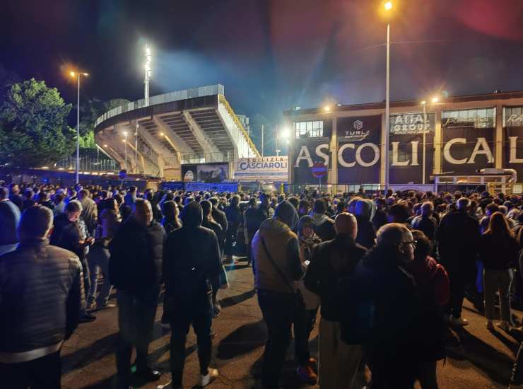 I tifosi dell'Ascoli fuori dallo stadio