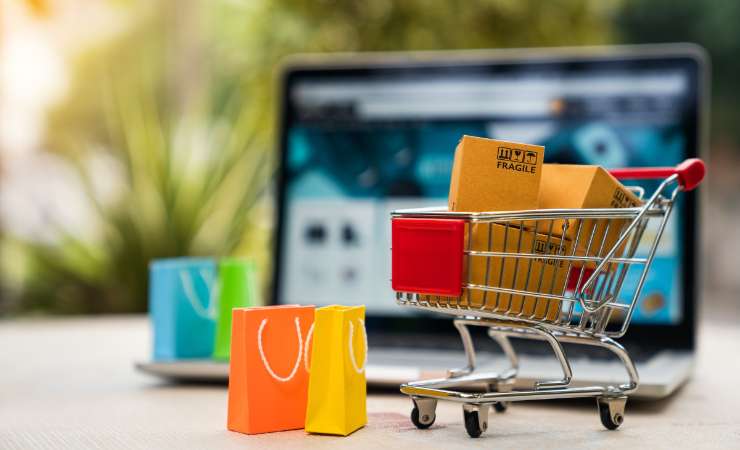 computer e carrello in miniatura